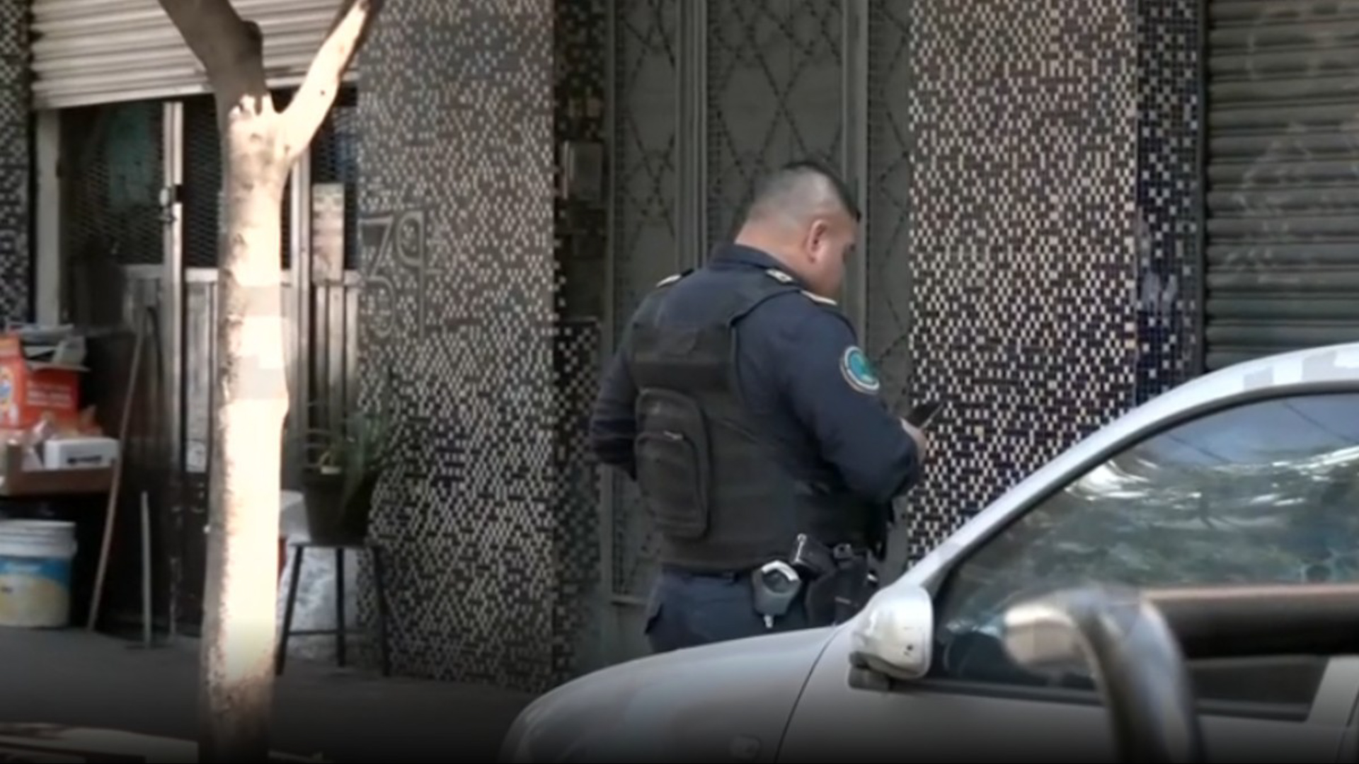 Vecinos informaron que le permitían dormir en el lugar. Peritos de la Fiscalía ya trabajan en el levantamiento del cuerpo.