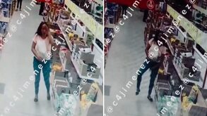 Mujer pasándose un huevo por el cuerpo para hacerse una limpia