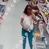 Mujer pasándose un huevo por el cuerpo para hacerse una limpia