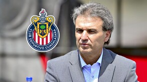 Retrato de un hombre de cabello canoso y saco gris; a su izquierda aparece el escudo oficial del Club Deportivo Guadalajara (Chivas).