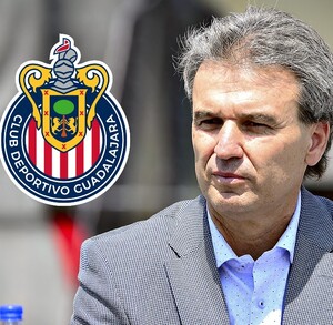 Retrato de un hombre de cabello canoso y saco gris; a su izquierda aparece el escudo oficial del Club Deportivo Guadalajara (Chivas).