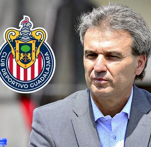 Retrato de un hombre de cabello canoso y saco gris; a su izquierda aparece el escudo oficial del Club Deportivo Guadalajara (Chivas).