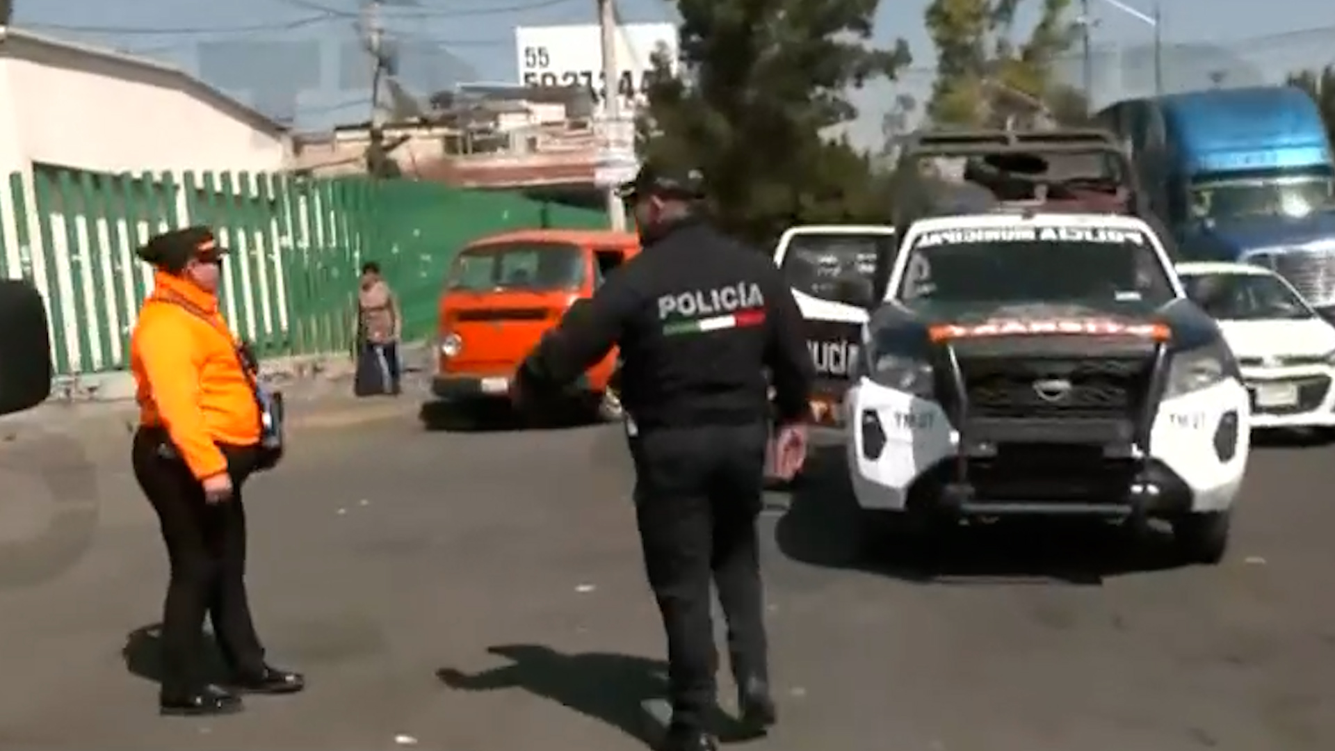 Policías de Ecatepec lanzan operativo en el Hospital Regional 196 del IMSS para retirar franeleros, quienes huyeron del sitio dejando llantas y botes.