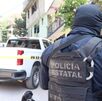 Policía visto de espaldas en una colonia de Chilpancingo, en Guerrero.