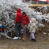 Se observa a una mujer, un hombre y unos niños con chamarras, hay nieve.