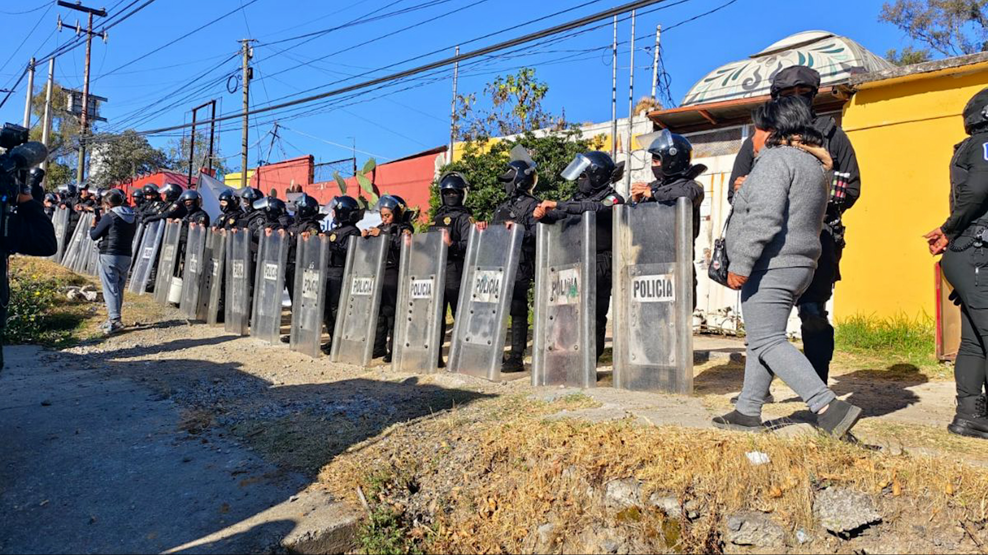 Activistas denuncian intereses inmobiliarios, la Fiscalía de la CDMX confirma maltrato y desnutrición tras una orden judicial previa.