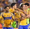 Sebastián Córdova y Javier Aquino festejando un gol con los Tigres.