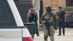 Autoridades realizando el cateo de una vivienda en Ciudad Juárez donde localizaron un cadáver.