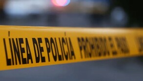 Cinta amarilla con luces de fondo