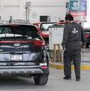 Vehículo durante el proceso de verificación vehicular en Puebla.