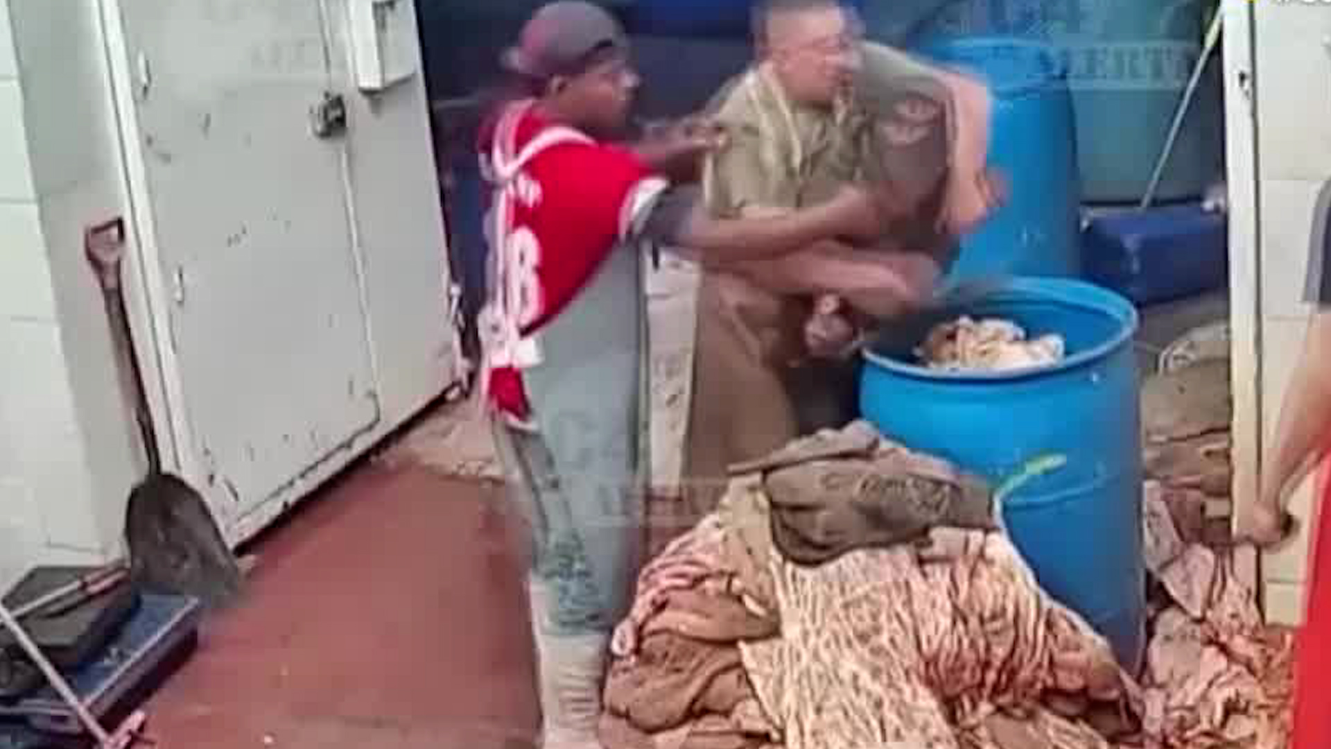 Los hechos ocurrieron en 'El Rastro' de Canal del Norte cuando un sujeto amenazó con un cuchillo a los comerciantes.