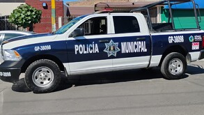 Policías de Gómez Palacio atendiendo el reporte de robo de una bicicleta en la Central de Abastos.