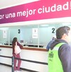 Se observa a unas personas paradas haciendo fila.
