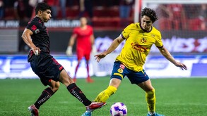 Castañeda y Cervantes en la disputa por el balón.