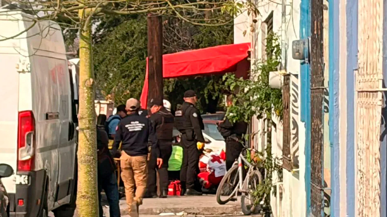 Un menor de 17 años murió tras ser atacado a balazos afuera de su domicilio en la colonia Moderna de Monterrey.
