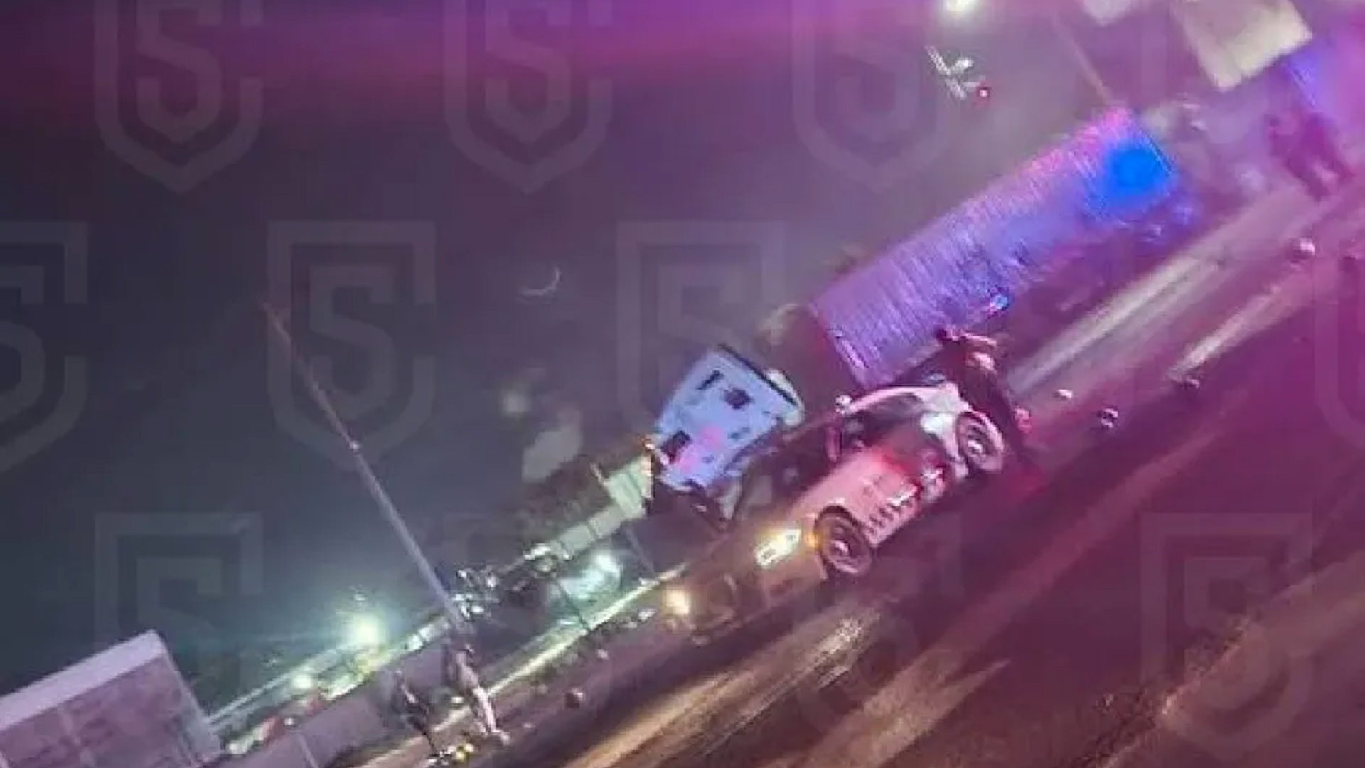 Un tráiler que transportaba sandias a la central de abastos en Iztapalapa fue presuntamente asaltado provocando un accidente vial.