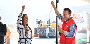 Susy Torrecillas, presidenta municipal de Lerdo, junto al gobernador de Durango, Esteban Villegas en una inauguración de una obra pública.