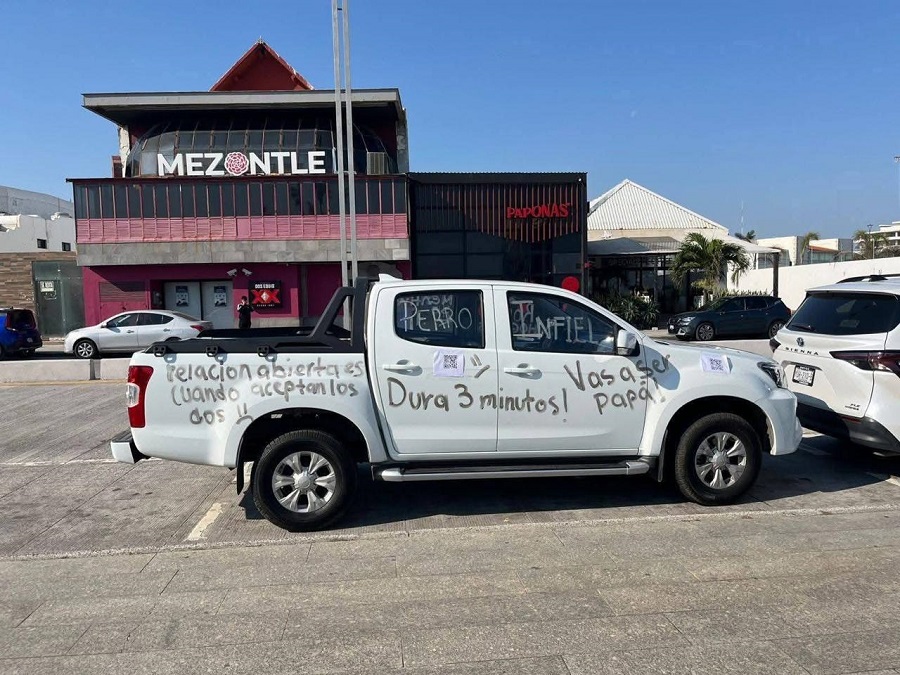 Camioneta en color blanca con pintas sobre una presunta infidelidad.