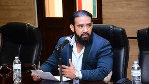 Abogado acusado de cambiar su identidad de género para evitar pagar la pensión alimentaria de su hija.