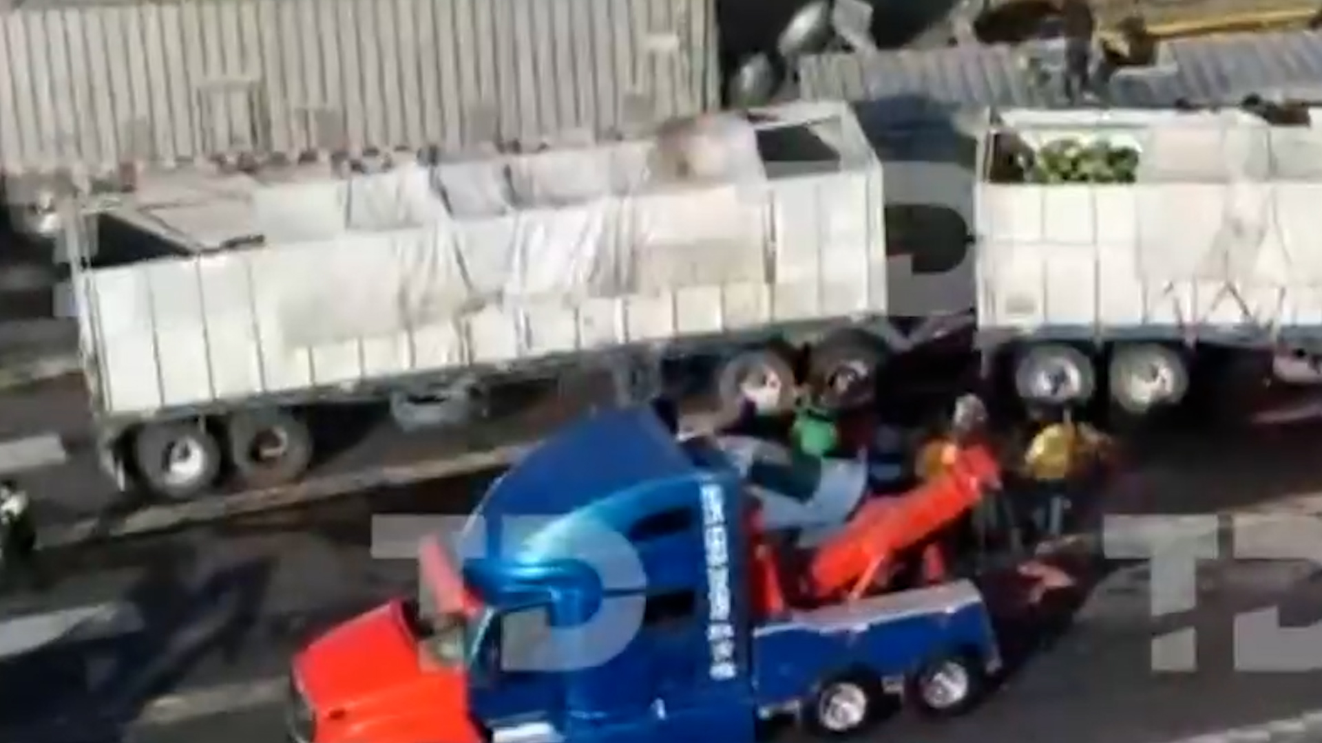 Una persecución de la Guardia Nacional contra un tráiler robado terminó en choque en la caseta de Tepotzotlán.