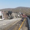 Autopista Guadalajara-Colima mantiene cierre luego de 20 horas, debido a un aparatoso accidente vial.