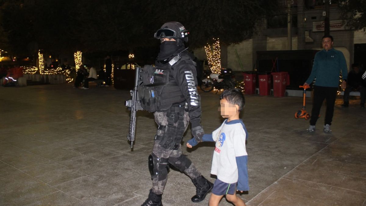 Policías rescatan a niño de 6 años extraviado en Plaza Mayor de Torreón