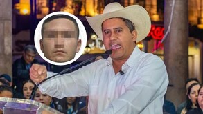 Un hombre con sombrero de palma y camisa blanca habla con energía en un podio; a su izquierda hay un recuadro circular con el rostro de un joven.