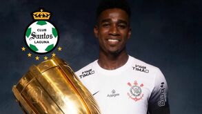 Félix Torres con un trofeo del Corinthians