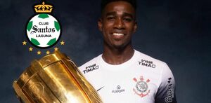 Félix Torres con un trofeo del Corinthians