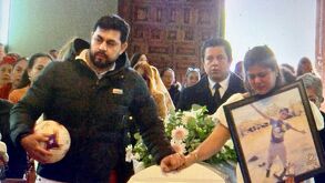 Padres de Gabriel Alonso acompañando el ataud de su hijo durante la misa de cuerpo presente.