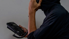 Audios revelan cómo internos de penales en México se hacen pasar por empleados de paquetería para robar cuentas de WhatsApp.