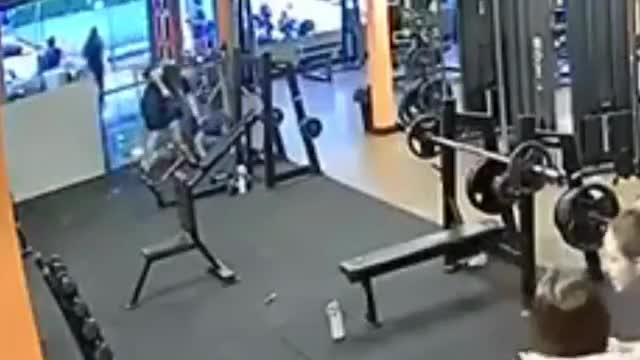 El ataque, captado íntegramente por cámaras de seguridad, culminó con la muerte de la víctima dentro de un gimnasio local.