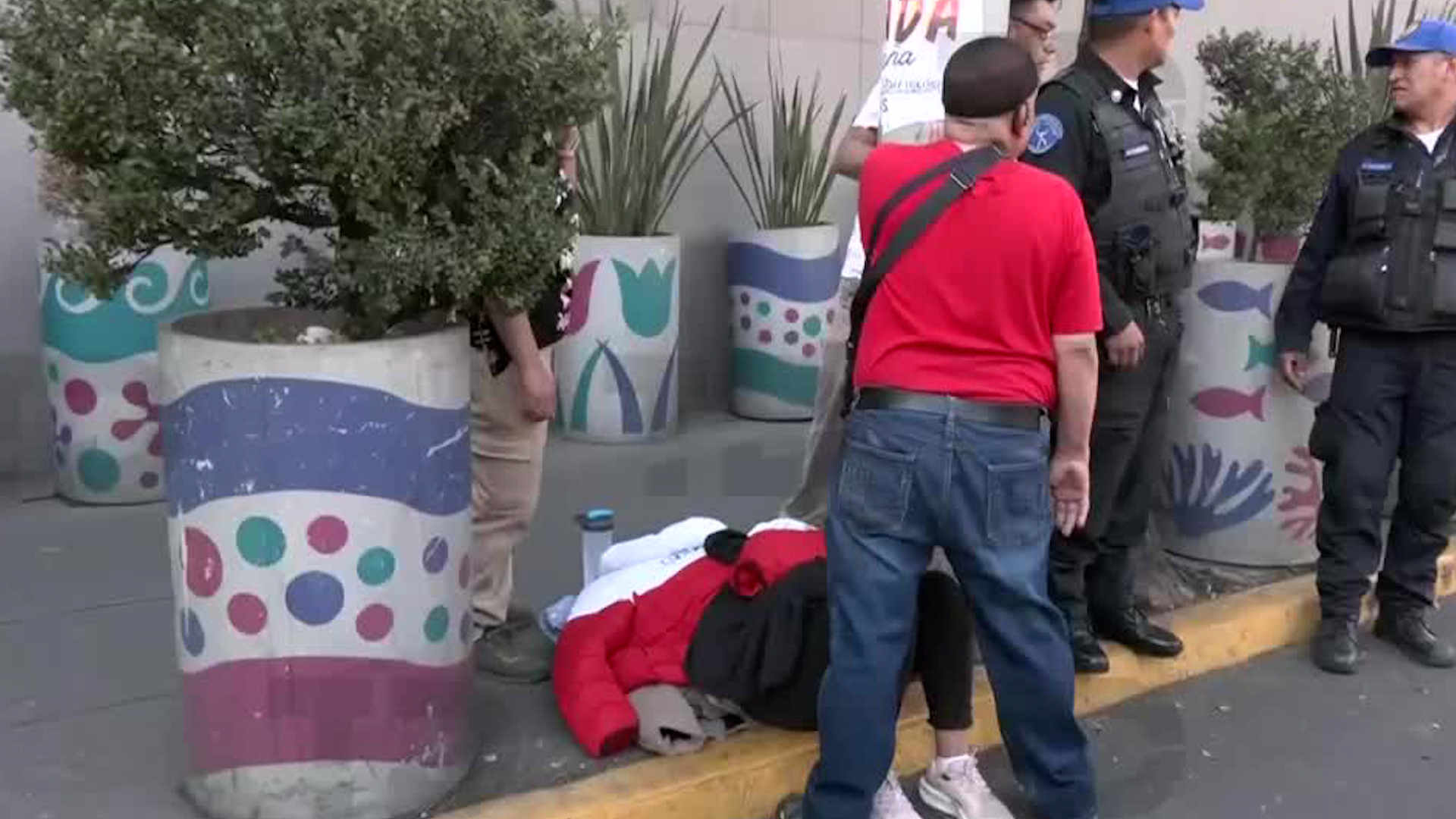 Una camioneta color negro arrolló a dos personas y huyó presuntamente con dirección al Estado de México.