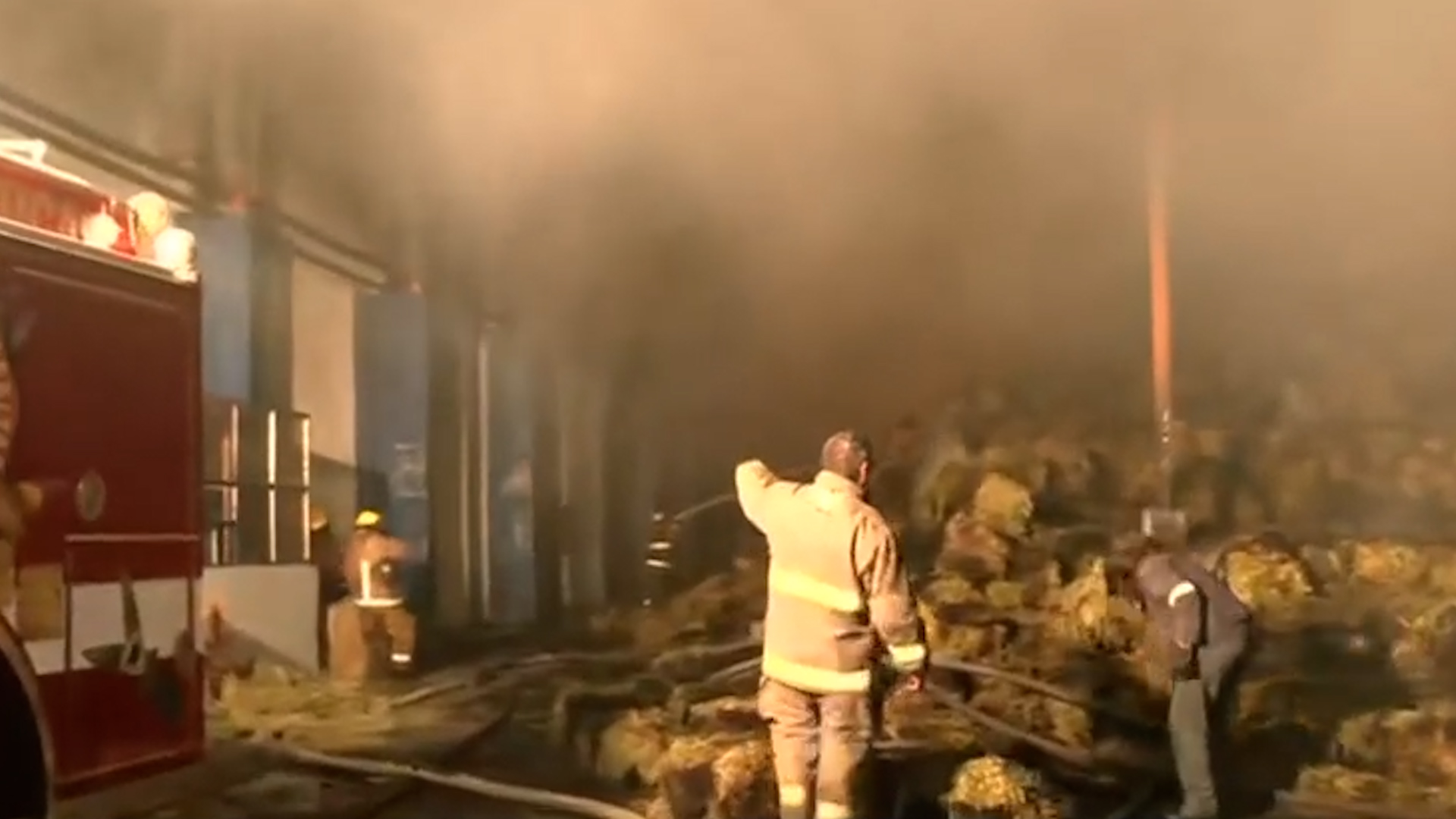 Bomberos de tres municipios combaten las llamas, las cuales podrían haber sido causadas por pirotecnia de festividades locales.