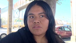 Una mujer habla frente a la cámara para denunciar la sustracción ilegal de su bebé en Eloxochitlán, Puebla.