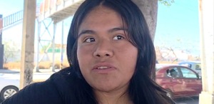 Una mujer habla frente a la cámara para denunciar la sustracción ilegal de su bebé en Eloxochitlán, Puebla.