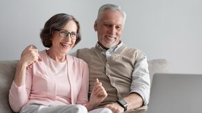 Personas felices por disminución de edad de jubilación ISSSTE 2026