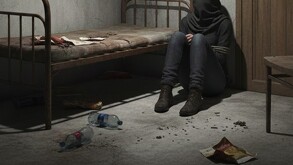 Mujer encerrada en una habitación atada de manos.