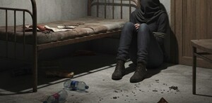 Mujer encerrada en una habitación atada de manos.