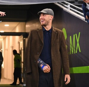 Lucas Ocampos visitando el Gigante de Acero luego de su lesión en la muñeca.
