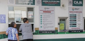 dos personas en un verificentro en puebla