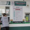 dos personas en un verificentro en puebla