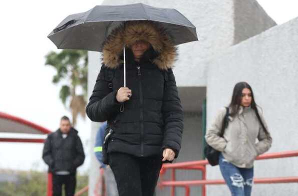 Personas con frío en Monterrey.