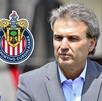 Retrato de un hombre de cabello canoso y saco gris; a su izquierda aparece el escudo oficial del Club Deportivo Guadalajara (Chivas).