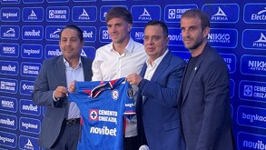 Agustín Palavecino en su presentación con el Cruz Azul.