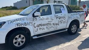 Camioneta pintada con distintos señalamientos hacia su dueño, entre ellos la infidelidad.