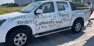 Camioneta pintada con distintos señalamientos hacia su dueño, entre ellos la infidelidad.