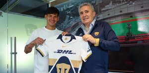 Robert Morales con la jersey de los Pumas de la UNAM.