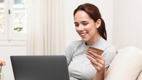 Mujer realizando pago de refrendo en Nayarit en línea