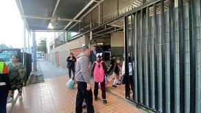 Estudiantes entrando a escuelas en Nuevo León.